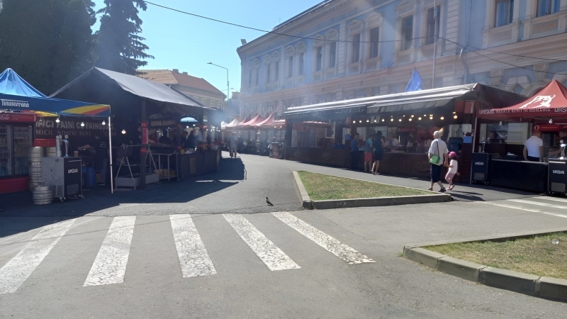 Florin NAN - Același kitch cu articole contrafăcute, costume populare românești made în China. Produs de Cluj plin de samsari si doar câțiva producători autentici