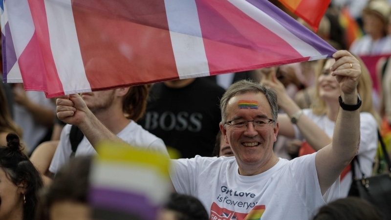 Fotografia dimineții - Ambasadorul Marii Britanii participând la Bucharest Pride