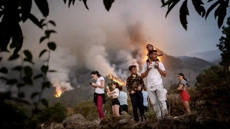 Fotografia dimineții este din Tenerife, unde peste 2600 de hectare au ars în cel mare mare incendiu din ultimii peste 40 de ani