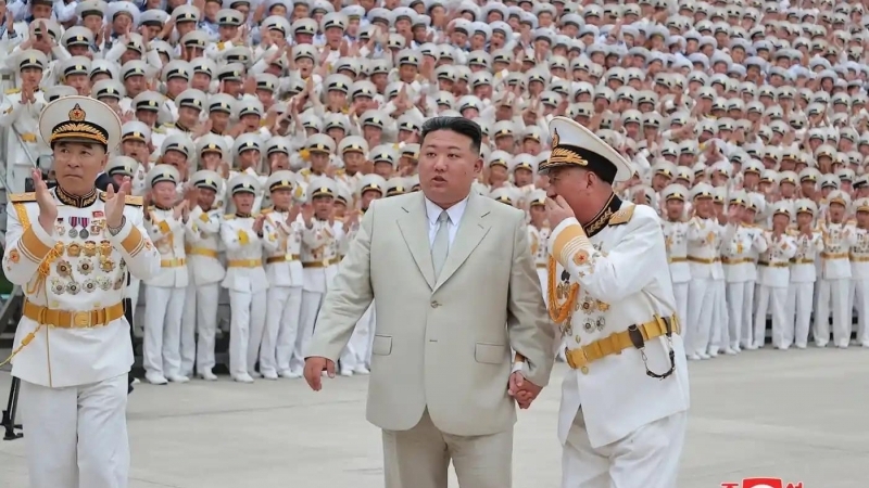 Fotografia dimineții - Dictatorul nord corean Kim Jong-un în vizită la centrul de comandă al marinei militare