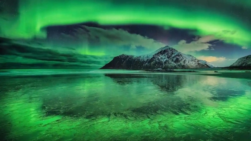 Fotografia dimineții - Aurore boreale surprinse încercuind muntele Hustinden, din Norvegia