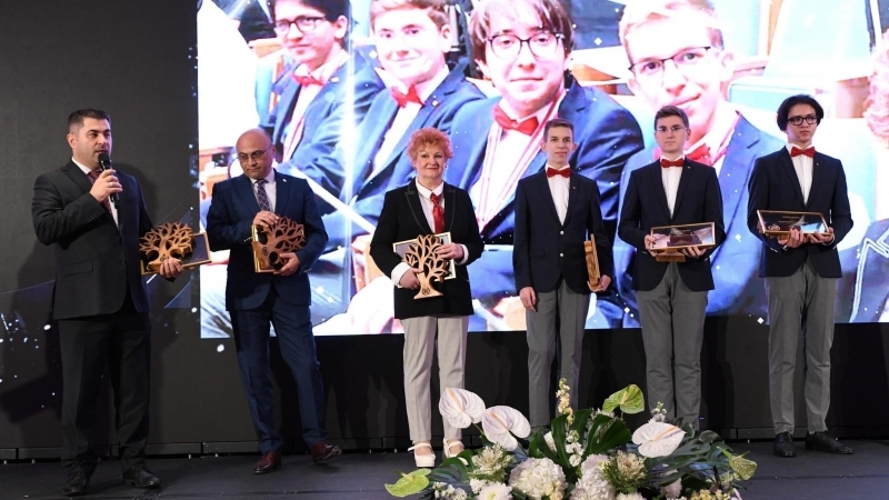 Fotografia dimineții - Lotul Olimpic de Fizică al României și profesorii lor primind Premiul “Pariul pe tineri – Forța Performanței”, aseară, la Gala Profit.ro