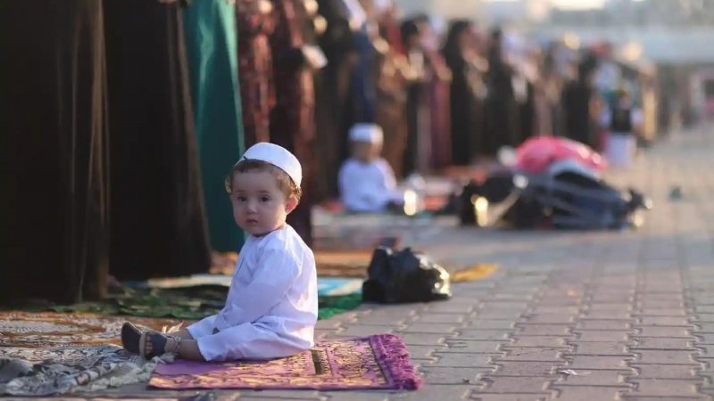 Fotografia dimineții - Femei și copii se roagă în fâșia Gaza de Eid al-Adha. Doaa Albaz/Quds Net News/ZUMA Press/Shutterstock