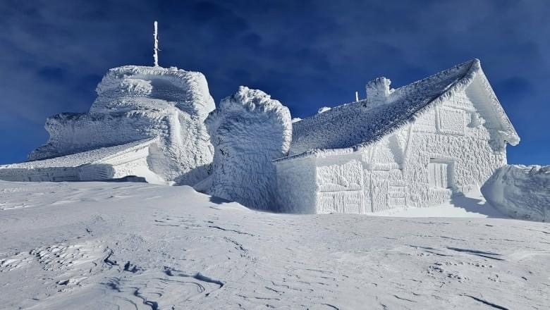 Fotografia dimineții - Stația meteo de la Vârful Omu, aflată la o altitudine de peste 2500 de metri, a fost acoperită complet de zăpadă și gheață