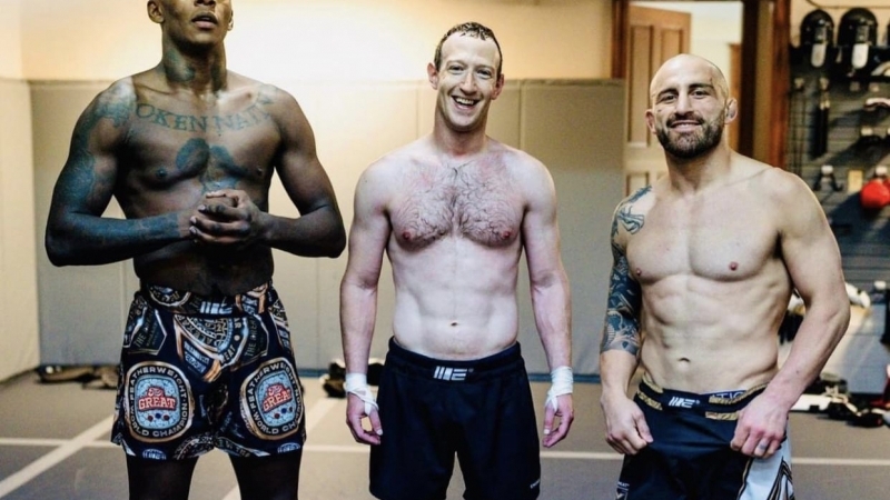 Fotografia dimineții - CEO-ul Meta, Mark Zuckerberg, se antrenează cu doi campioni de arte marțiale pentru o eventuală luptă în ring cu Elon Musk